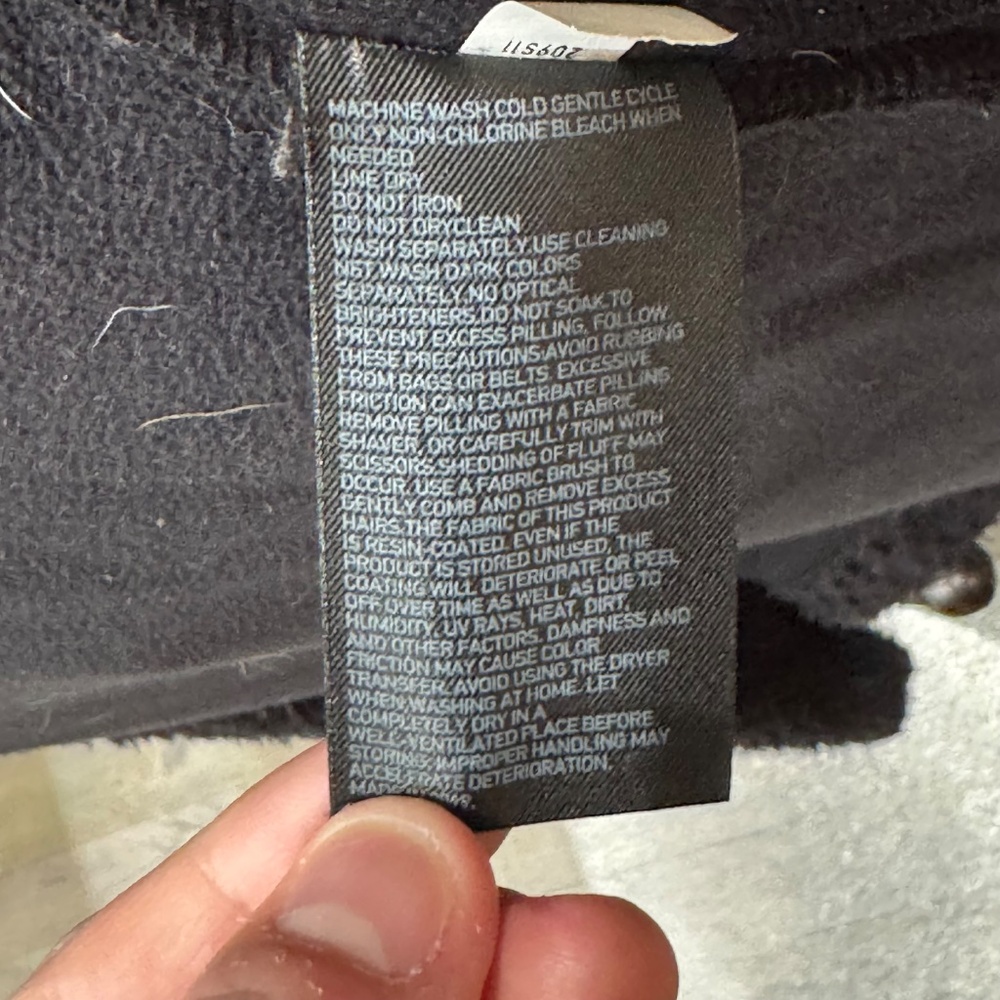 Women's Uniqlo Fuzzy Jacket. - Picture 5 of 5